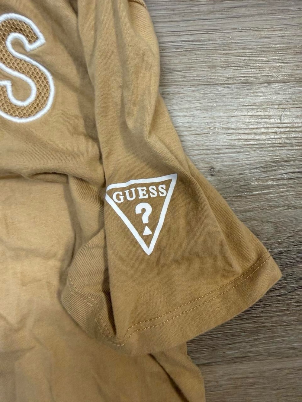 GUESS Men's Black & Tan Two-Tone Logo Tee - Picture 4 of 4